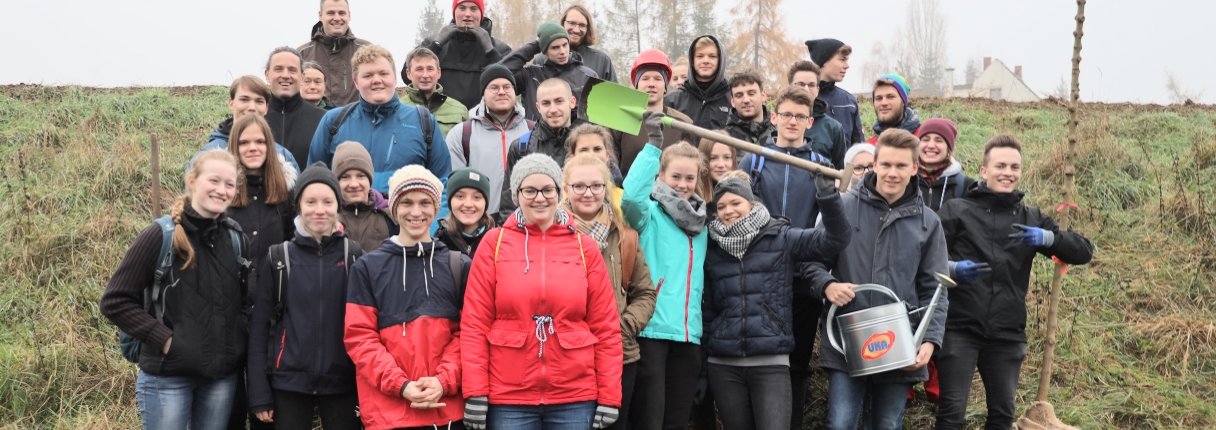 UKA unterstützt Gymnasium Nossen mit "Zukunftsbäumen" 