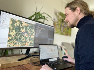 Marko Lipka bei der Datenanalyse für das Waldvitalitätsmonitoring