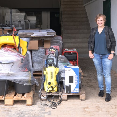 UKA-Mitarbeiterin Pia Sophie Kohlmeier begleitet die Lieferung der Gerätespende in das vom Hochwasser getroffene Mechernich.